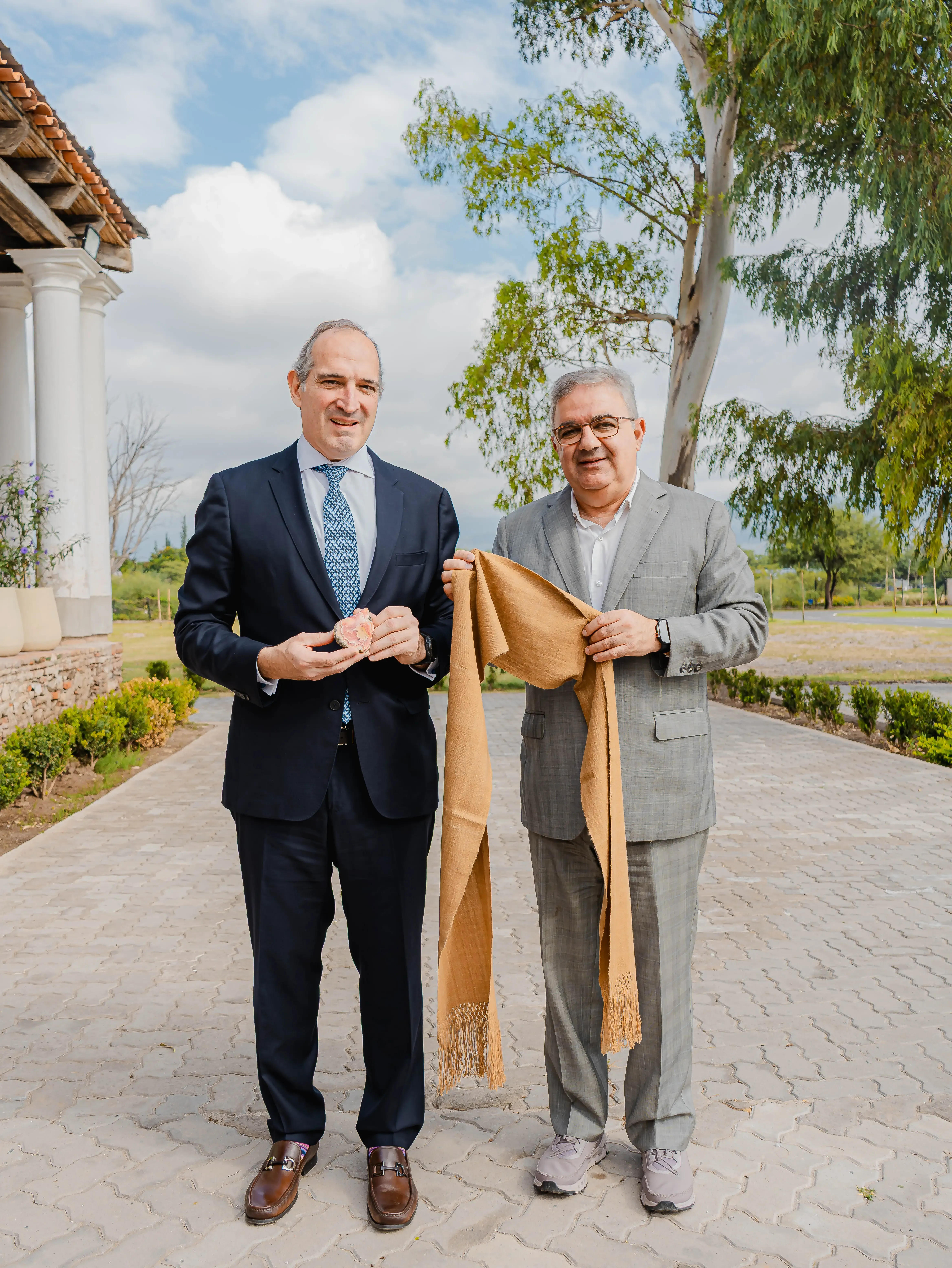 Martín Pérez de Solay junto al gob Raúl Jalil.webp